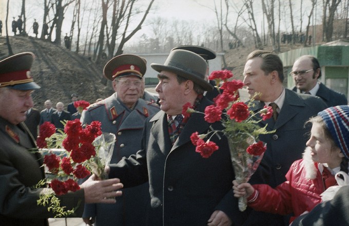 Жители Владивостока встречают Брежнева