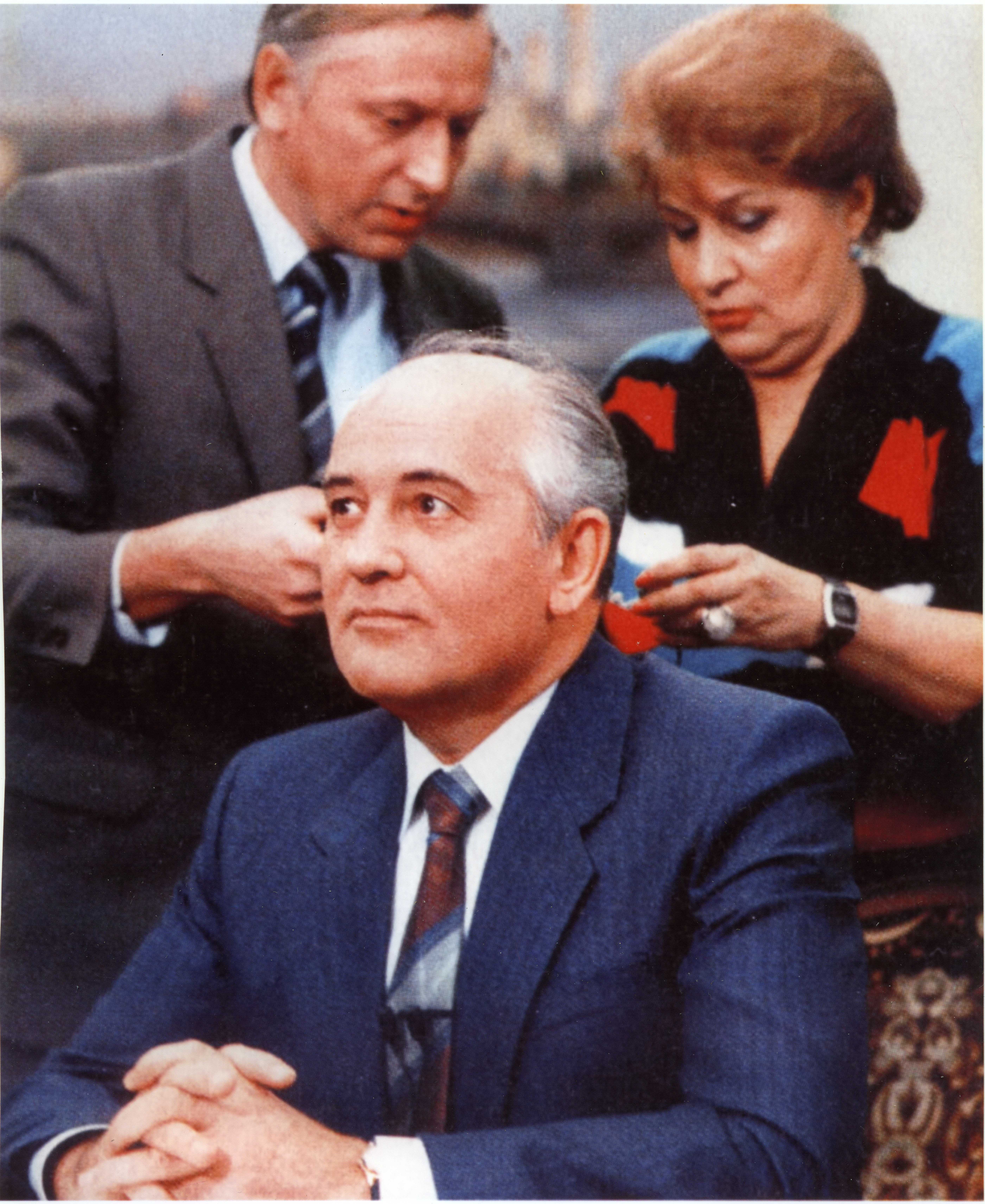 Генеральный секретарь ЦК КПСС М.С. Горбачев перед записью интервью американским зрителям. Звукооператор Синицын и К. Кислова готовят наушник для синхронного перевода. 28 ноября 1987 г. © Фото из личного архива К.В. Кисловой