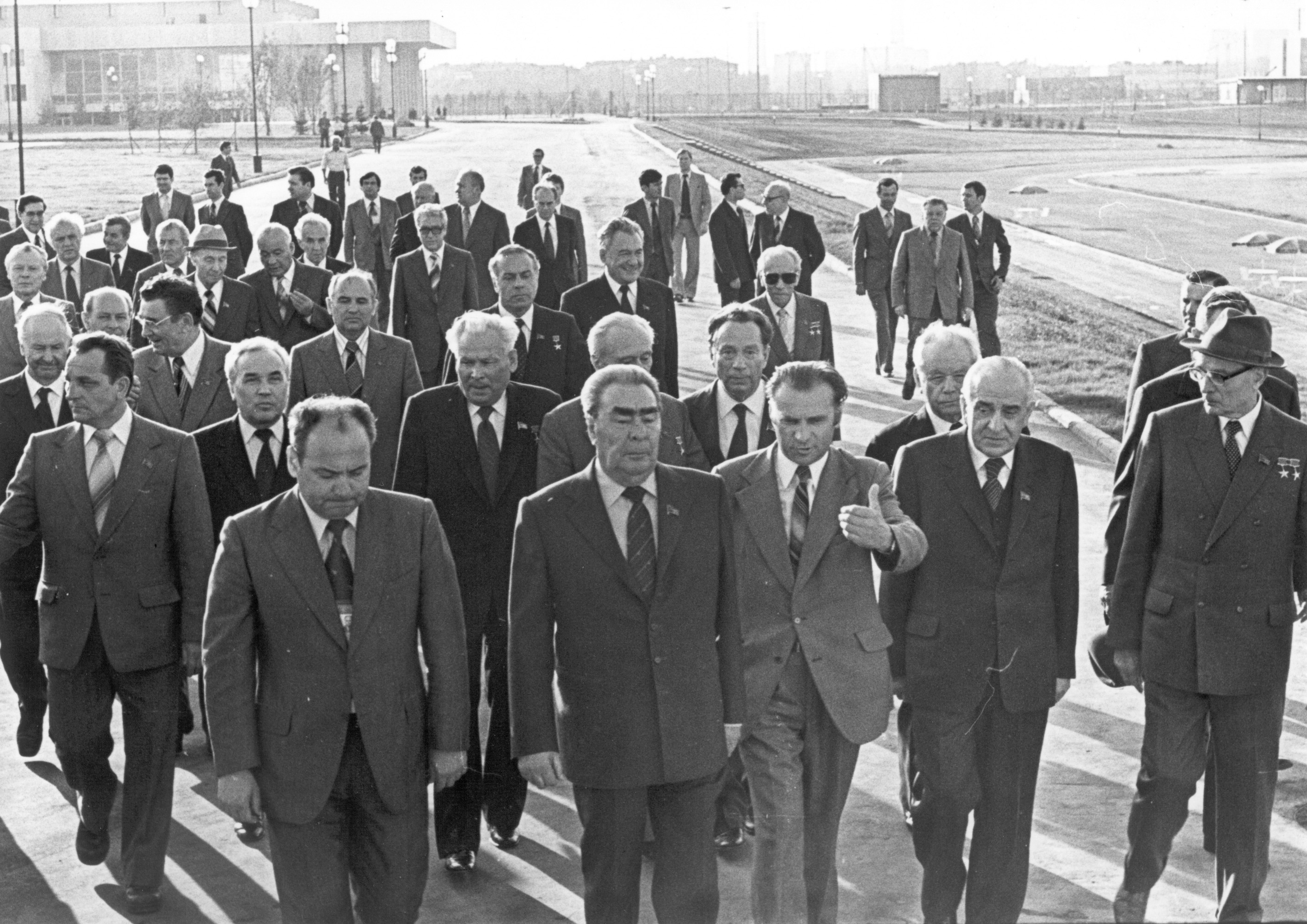 Руководители КПСС и советского государства во главе с Л.И. Брежневым во время посещения Олимпийской деревни на западе Москвы. Пояснения дает член Политбюро, первый секретарь МГК партии В.В. Гришин (второй справа). 25 июня 1980 г. Фото А. Гостева