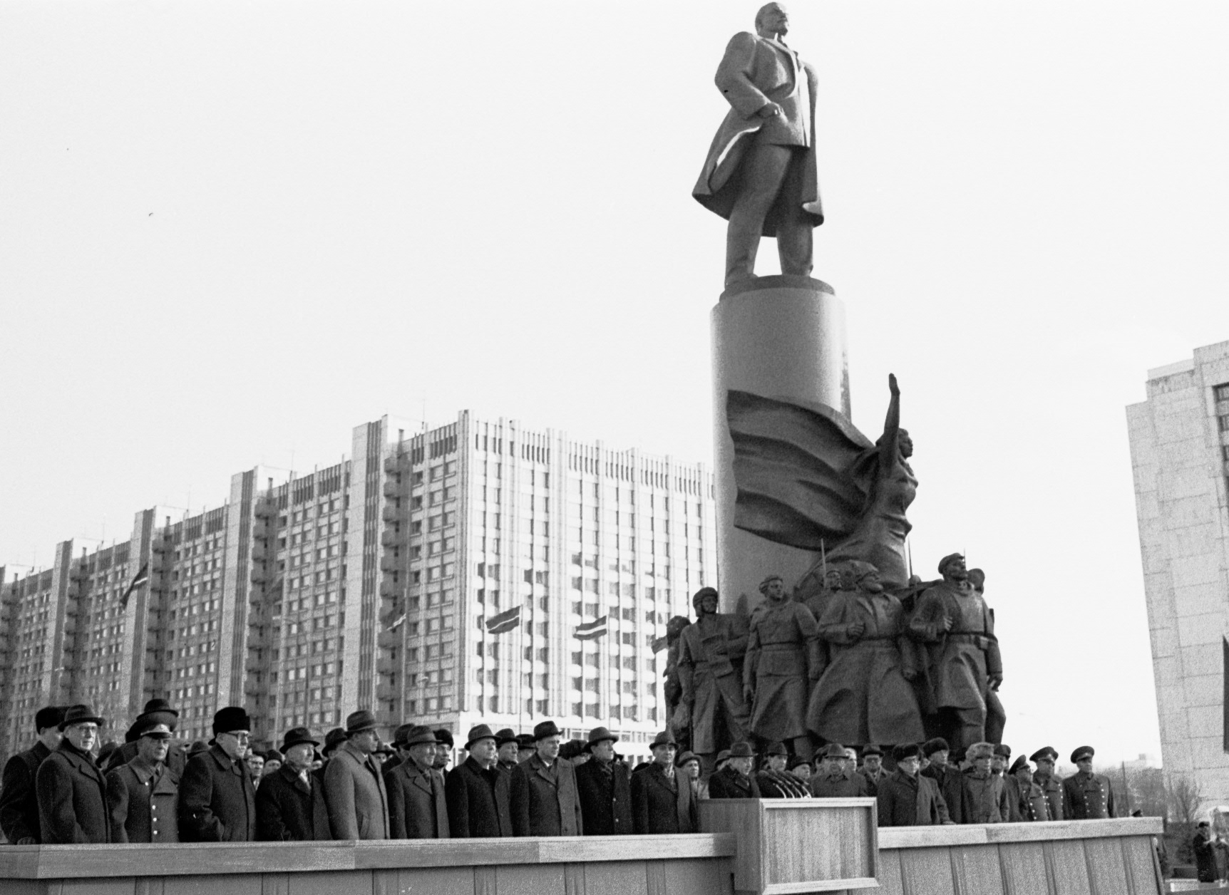 Митинг, посвященный торжественному открытию памятника В.И. Ленину на Октябрьской площади в Москве. Митинг открывает член Политбюро ЦК КПСС, первый секретарь МГК КПСС В.В. Гришин. 5 ноября 1985 г. © Фото: Ю. Феклистова