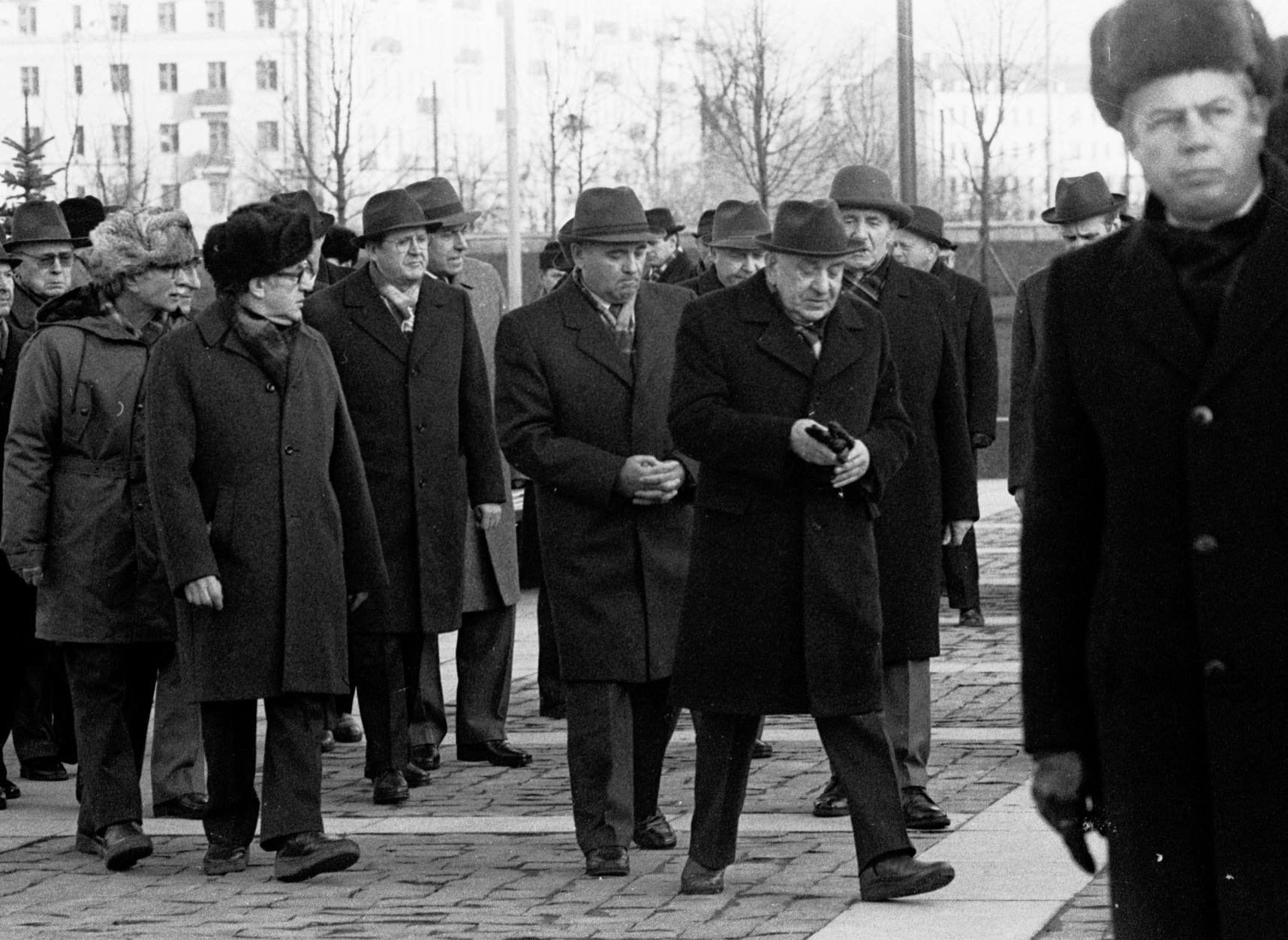 Руководители КПСС и советского государства во время торжественного открытия памятника В.И. Ленину на Октябрьской площади в Москве. 5 ноября 1985 г. © Фото: Ю. Феклистова