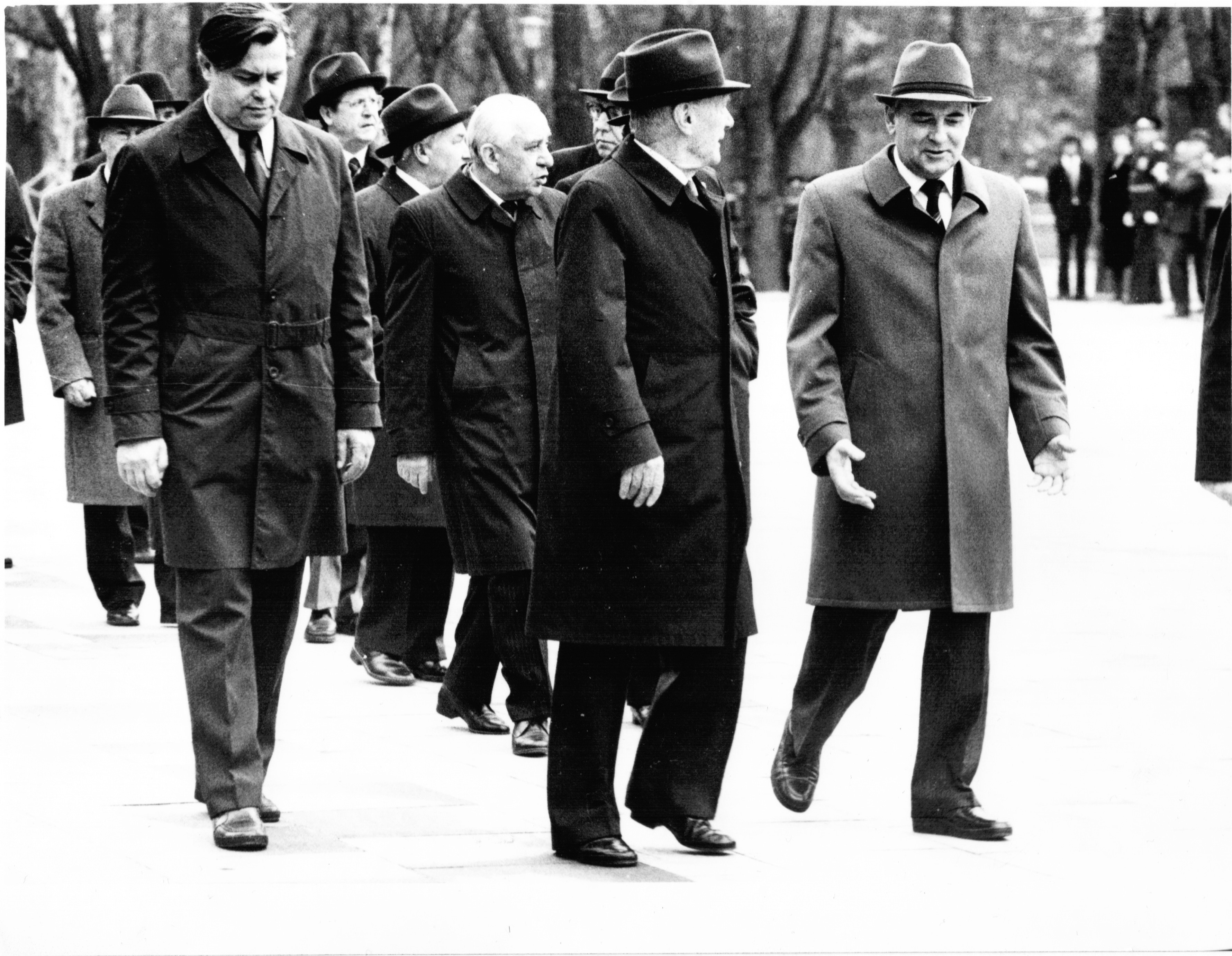 Руководители КПСС и советского государства во время торжественного открытия памятника В.И. Ленину на Октябрьской площади в Москве. 5 ноября 1985 г. © Фото: Ю. Феклистова