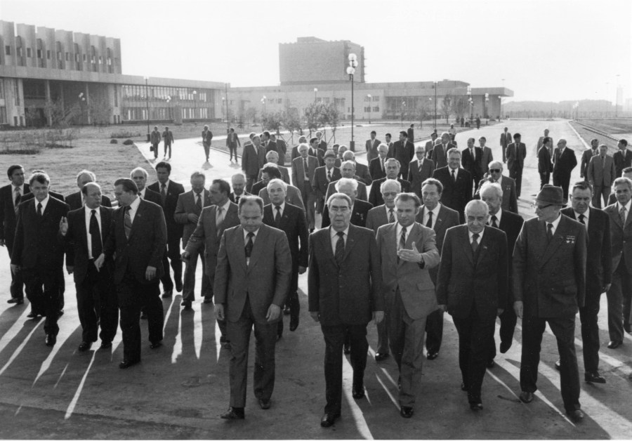 Посещение руководителями партии и государства во главе с Л.И. Брежневым олимпийских сооружений Москвы. 25 июня 1980 г. © Фото: Владимир Мусаэльян