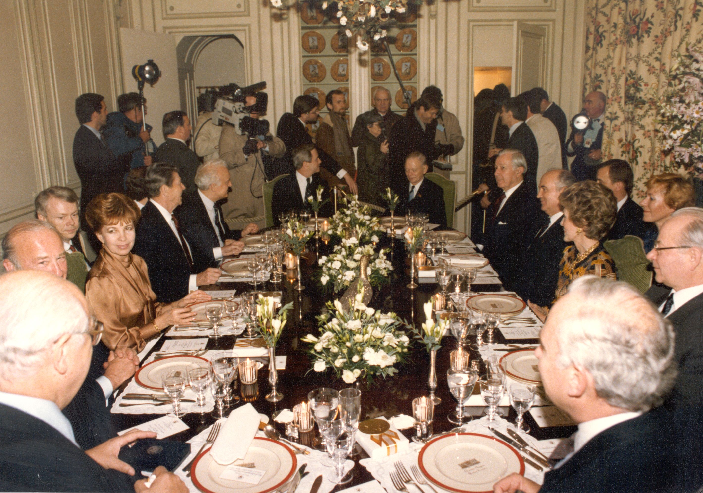 Во время ужина в рамках советско-американской встречи на высшем уровне в американской резиденции La Maison de Sausure в Женеве. М.С. Горбачев, Р.М. Горбачева, Рональд и Нэнси Рейган, Э.А. Шеварнадзе и др. , 20 ноября 1985 года © Фото: Горбачев-Фонд