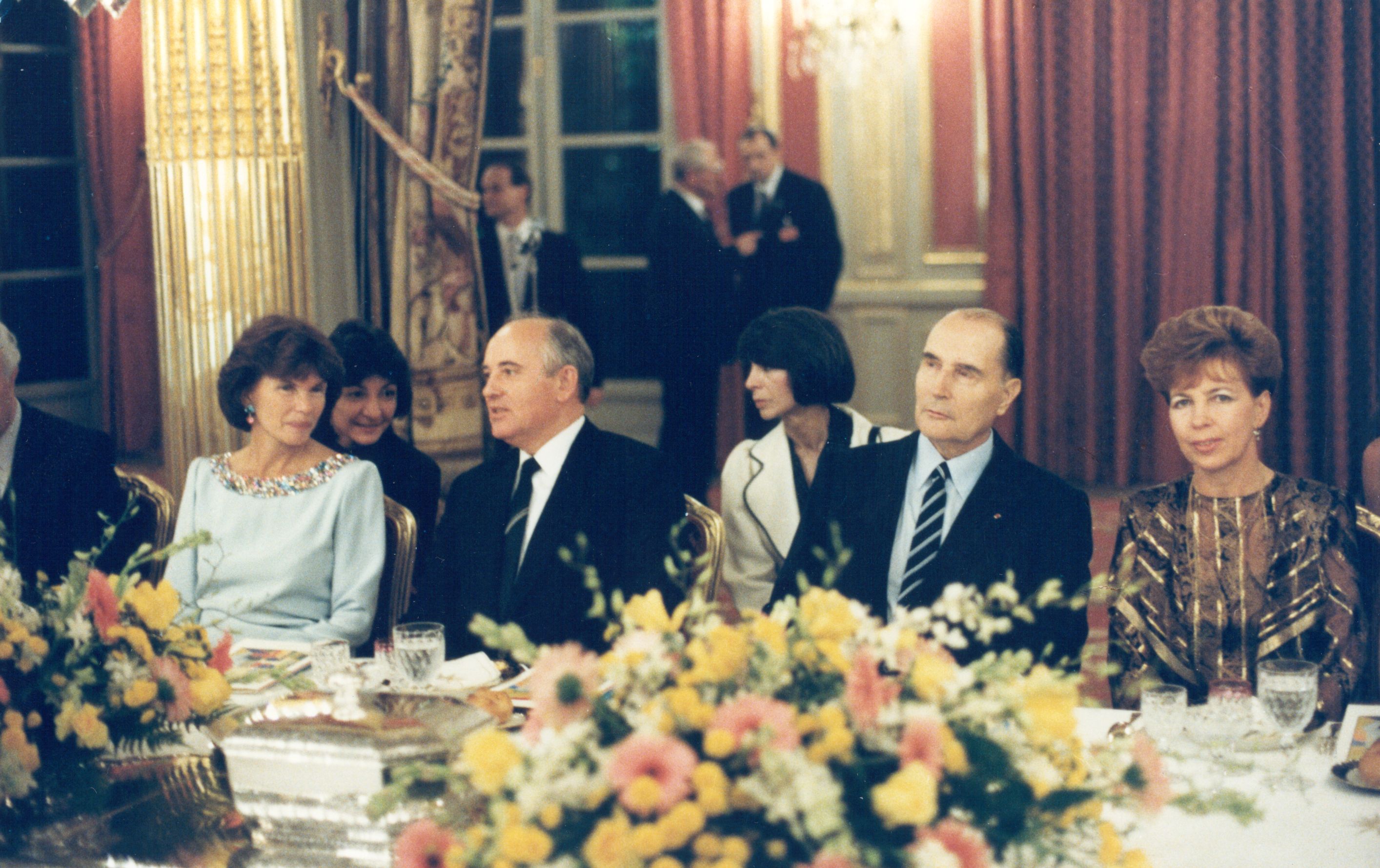Супруга президента Франции Д. Миттеран, генеральный секретарь ЦК КПСС М.С. Горбачев, президент Французской Республики Ф. Миттеран, супруга генерального секретаря ЦК КПСС Р.М. Горбачева (слева направо) во время официального обеда в Елисейском дворце. Париж. 2 октября 1985 г. © Фото: Горбачев-Фонд