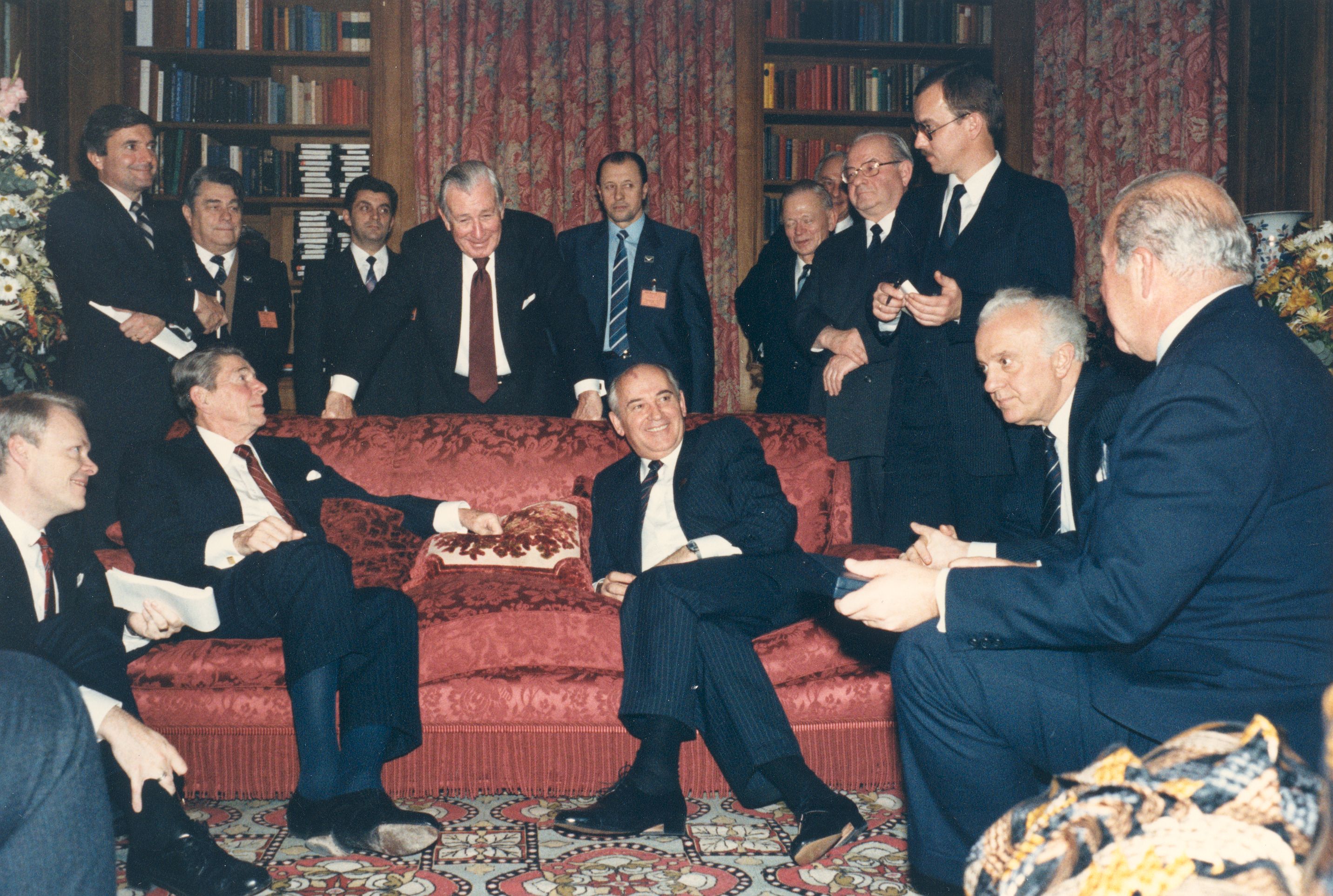 Переговоры между М.С. Горбачевым и Р. Рейганом в гостиной резиденции президента США на берегу Женевского озера, 20 ноября 1985 г. © Фото: Горбачев-Фонд