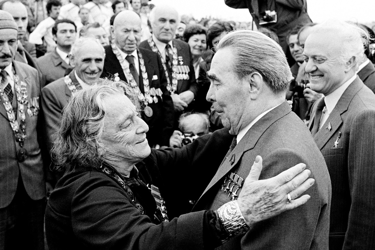 Почетного гостя встречают наиболее уважаемые и старейшие граждане Тбилиси. 21 мая 1981 г. © Фото из личного архива Э.И. Песова