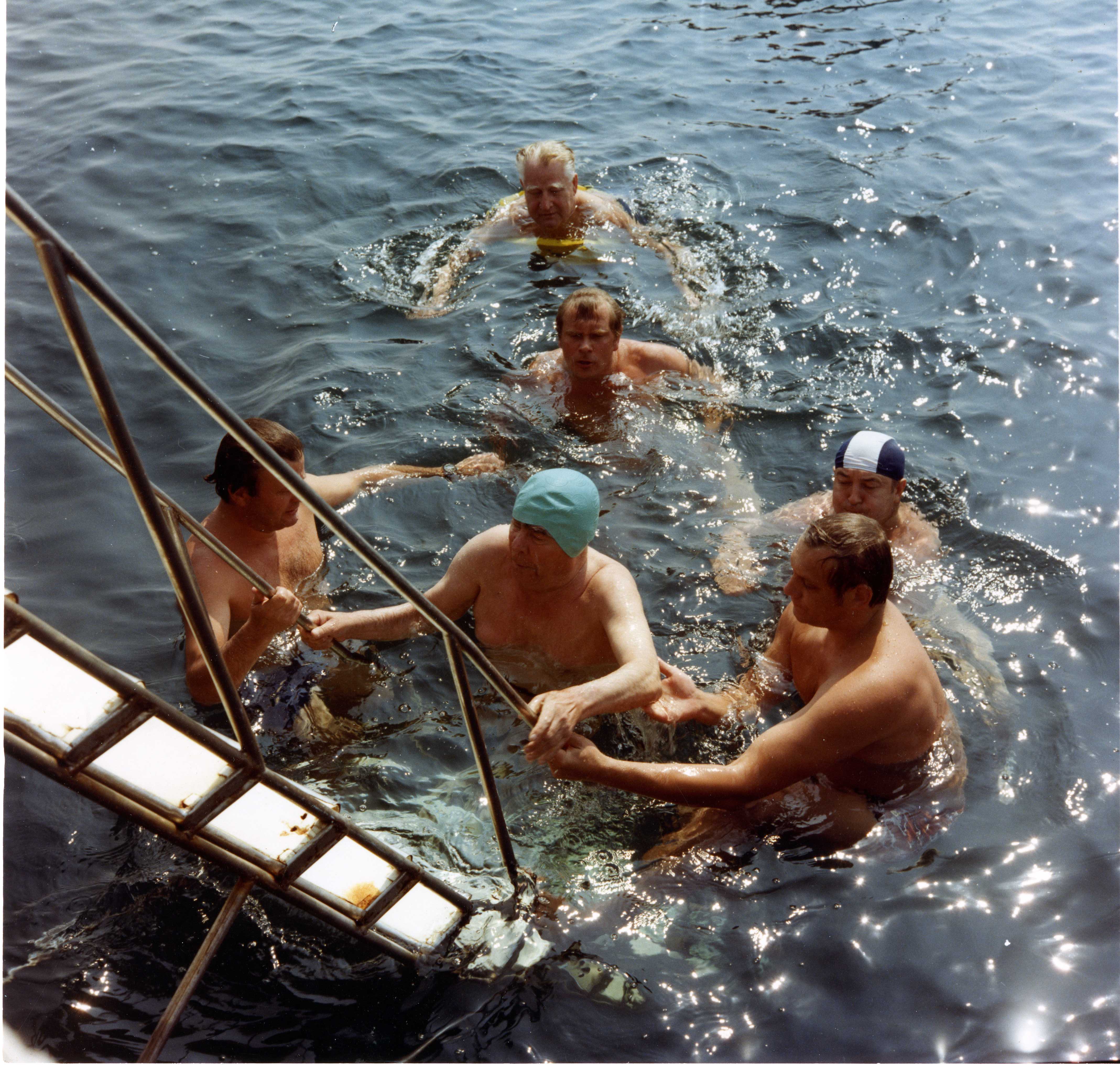 Выход Л.И. Брежнева на берег после купания в Черном море. Крым. Август 1981 г.© Фото из личного архива О.А. Сторонова