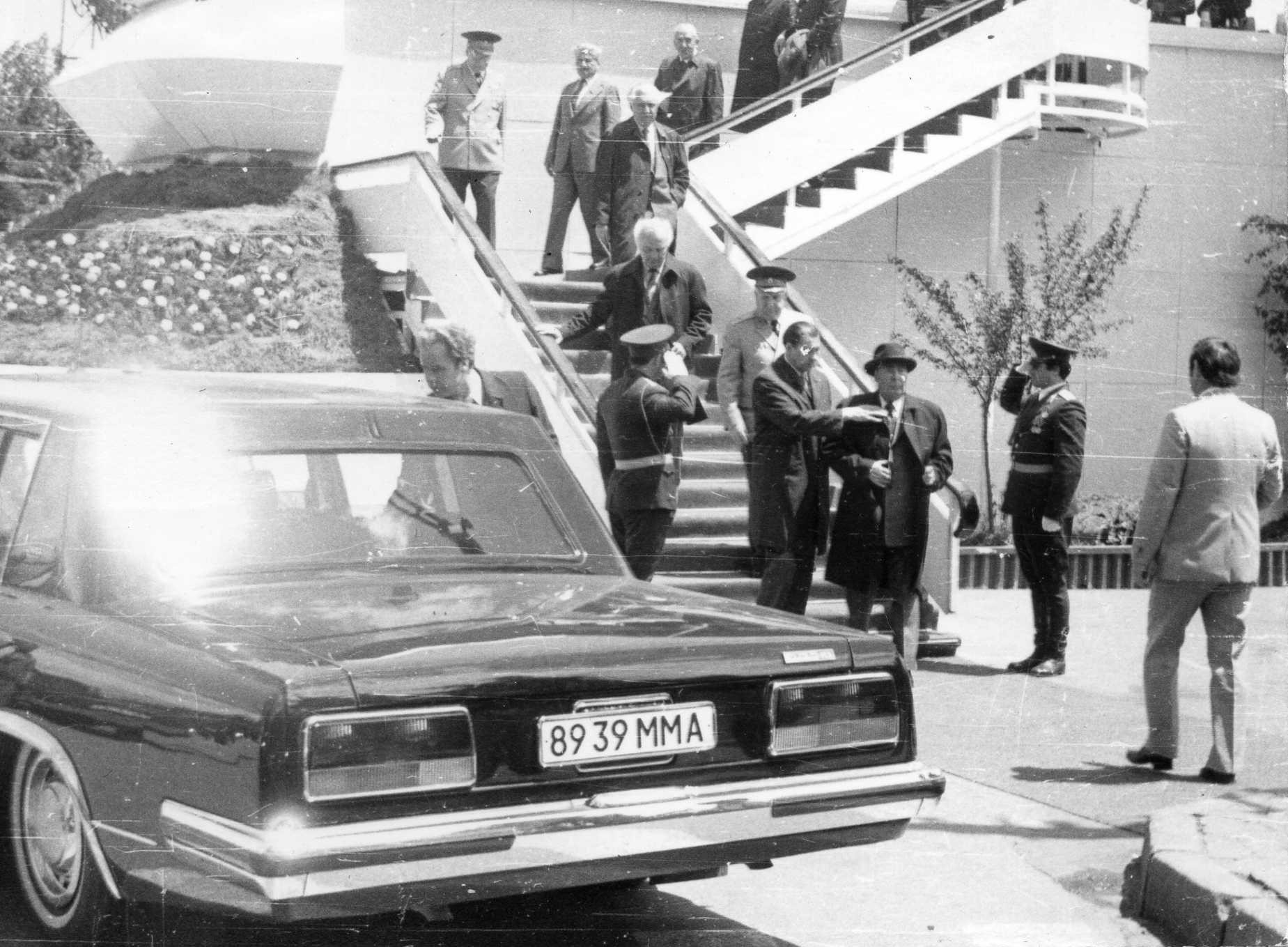 Генеральный секретарь ЦК КПСС Л.И. Брежнев спускается с трибуны после завершения парада и демонстрации трудящихся в честь 60-летия со дня вступления Грузии в СССР. Тбилиси. 23 мая 1981 г.© Фото из личного архива В.В. Тупицына