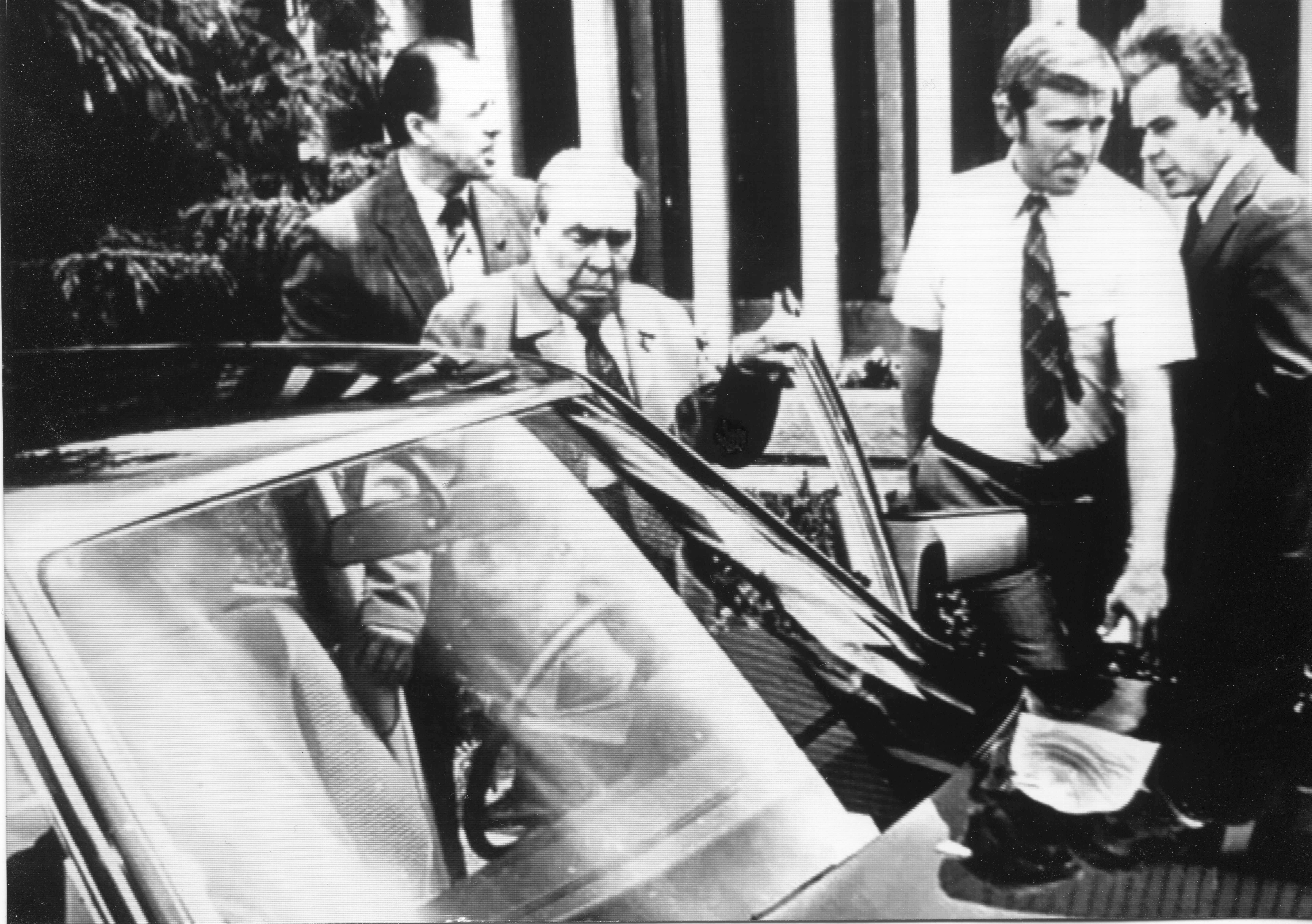 Л.И. Брежнев садится за руль Mercedes-Benz 500SEL, а его водитель пересаживается радом. Симферополь, июль 1982 г. © Фото из личного архива В.В. Тупицына