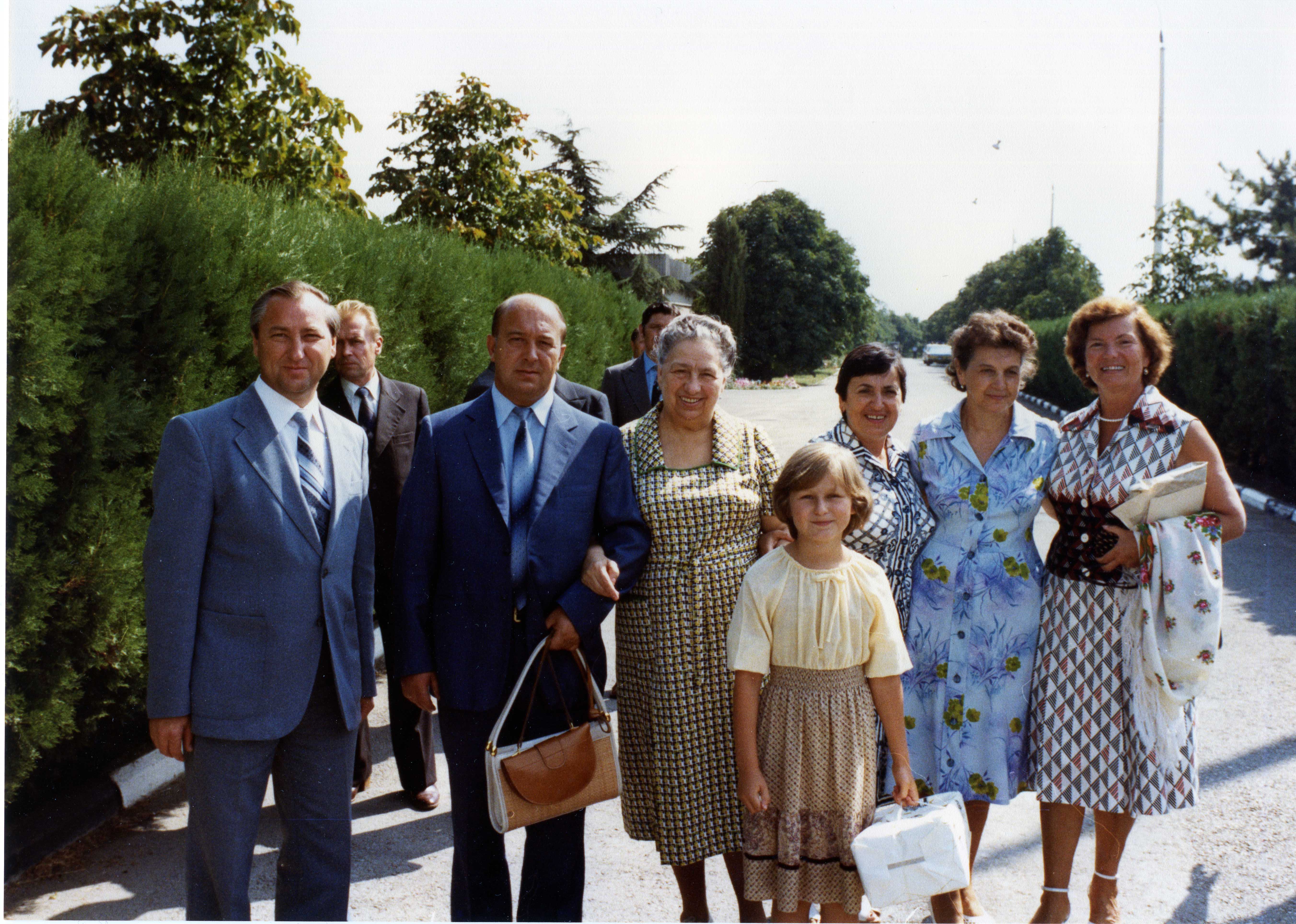 Слева направо: начальник 9-го отдела в Крыму 9-го управления КГБ СССР А.С. Орлов, комендант госдачи «Заречье-6» О.А. Сторонов, супруга Л. Брежнева Виктория, правнучка Галя, супруга Г. Алиева Зарифа, супруга В. Щербицкого Рада. Ялта, Крым. 15 августа 1981 г. © Фото из личного архива О.А. Сторонова