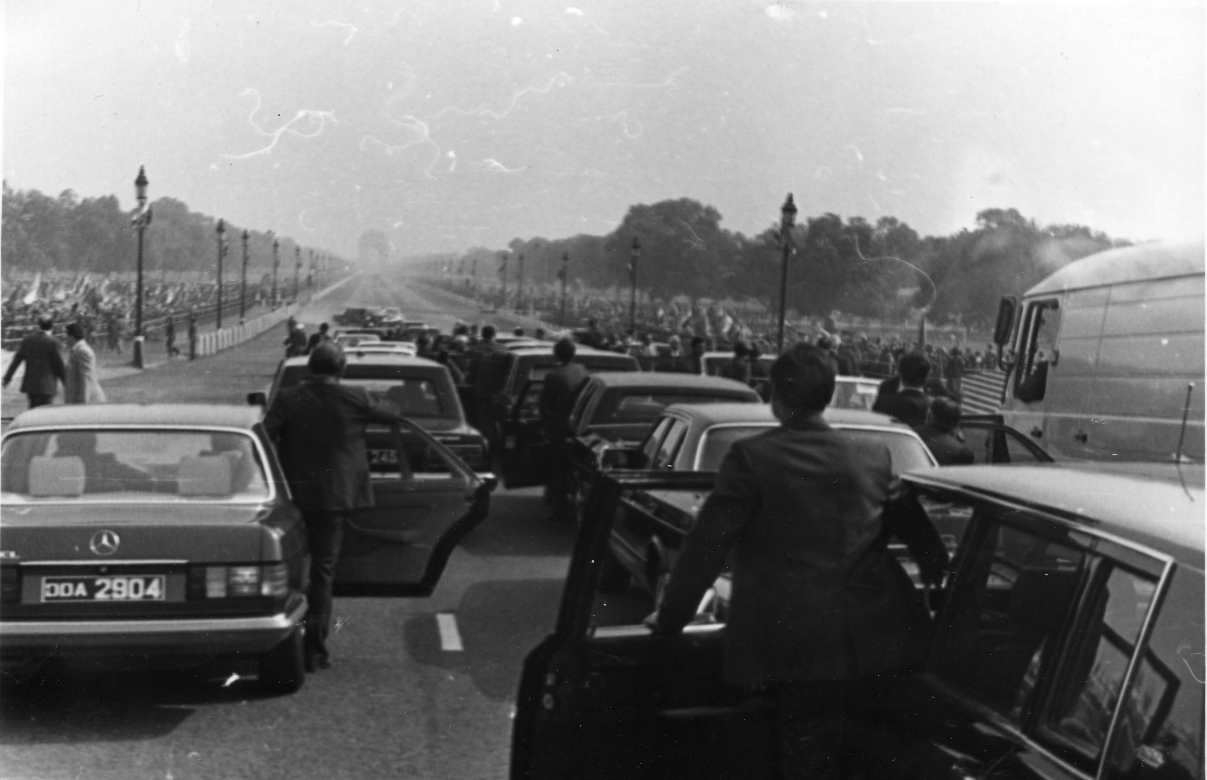 Во время следование кортежа из аэропорта в президентский дворец Раштрапати Бхаван М.  Горбачев решил пообщаться с жителями Дели. 25 ноября 1986 г. © Фото из личного архива В.В. Тупицына