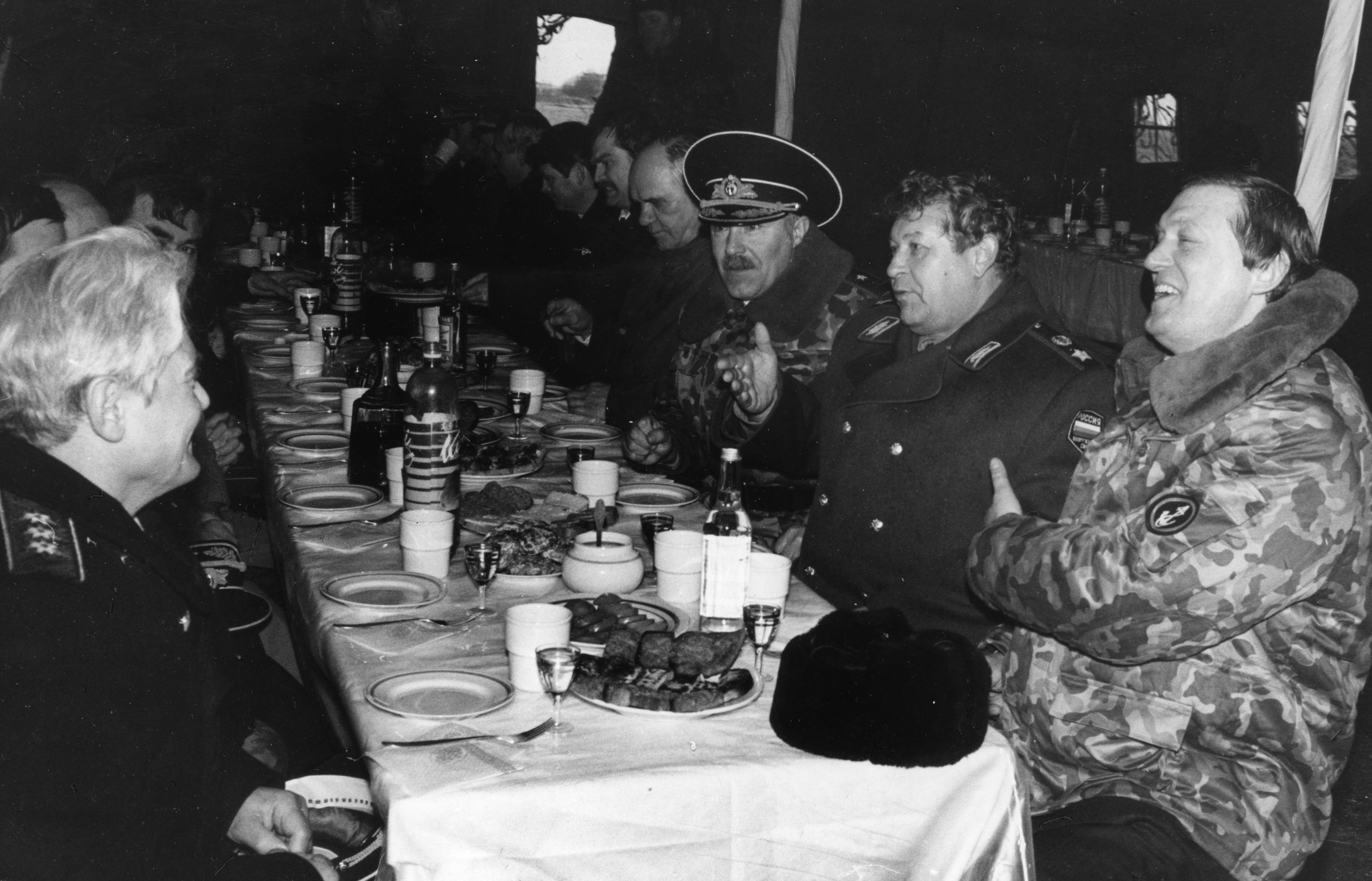 Встреча председателя Совета Федерации В. Шумейко с командованием Балтийского флота на полигоне морской пехоты Хмелевка в Калининградской области. 10 марта 1994 г. © Фото из личного архива В. Шумейко