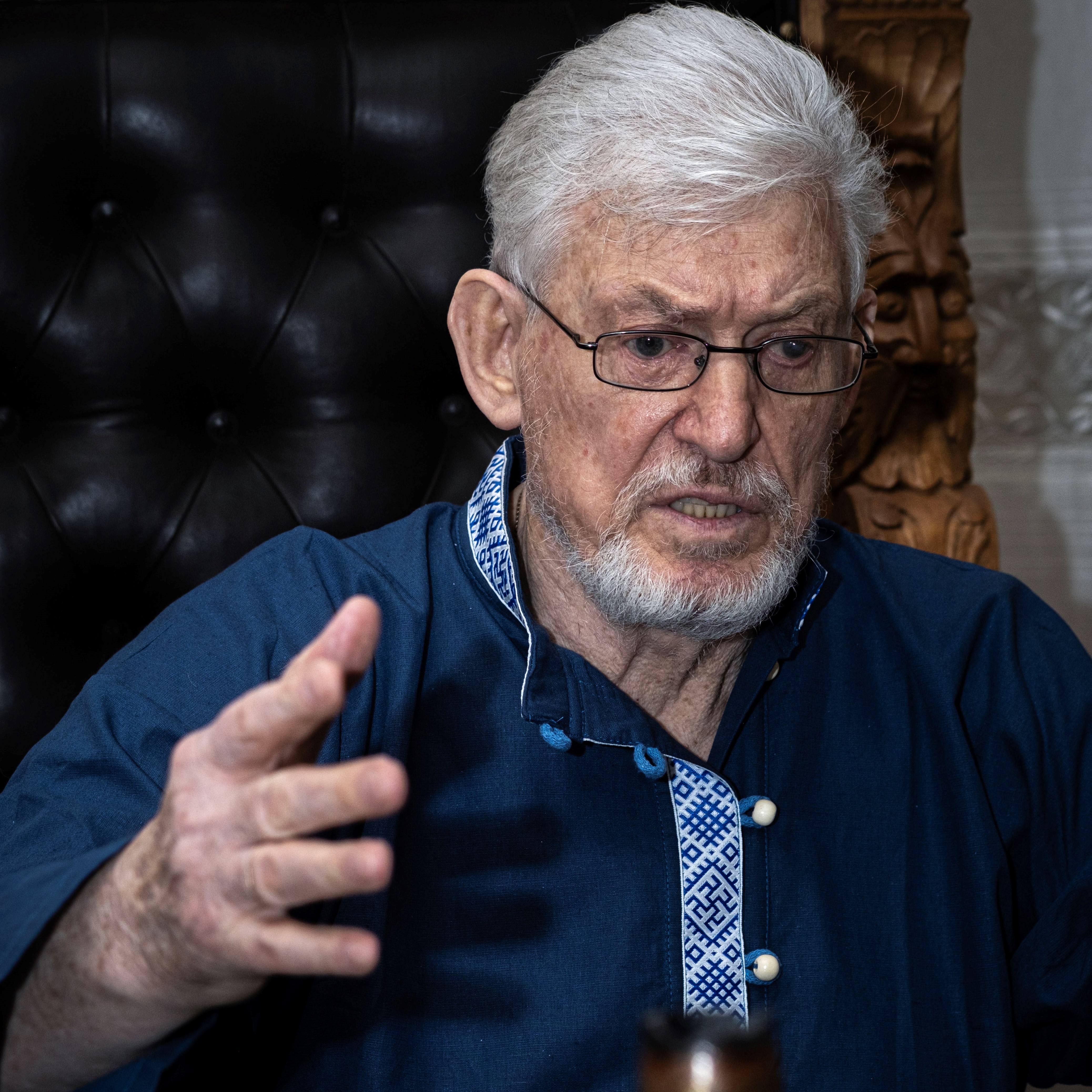 Экс-председатель Совета Федерации РФ Владимир Шумейко во время интервью у себя дома © К. Петров/ "Кремлевский холм"